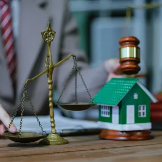 Как продать квартиру с прописанными людьми